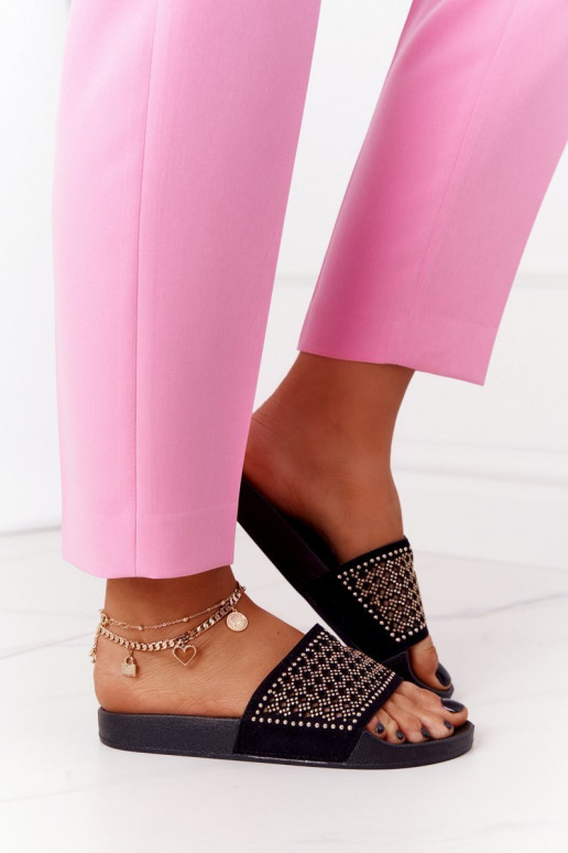 Le pantofole sono nere Le pantofole sono nere