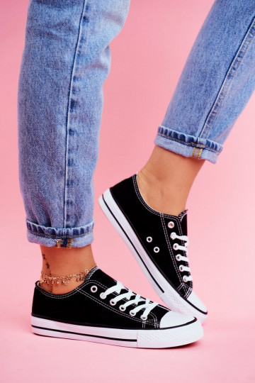 Scarpe casual modello classico di colore nero con suola bianca