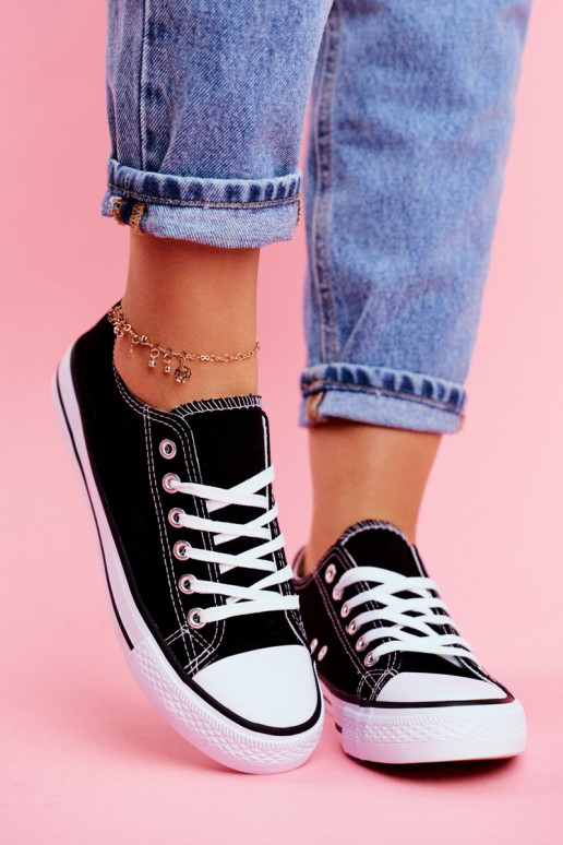Scarpe casual modello classico di colore nero con suola bianca