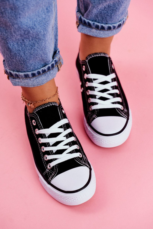 Scarpe casual modello classico di colore nero con suola bianca
