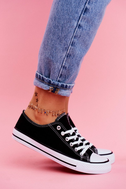 Scarpe casual modello classico di colore nero con suola bianca