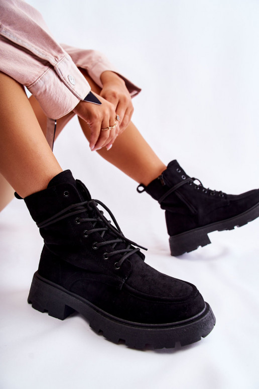 Stivali realizzati in pelle scamosciata con cinturini nel colore nero Vanita