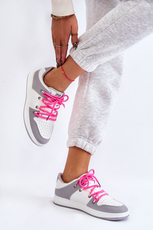 Scarpe sportive modello classico con lacci Colore bianco-grigio Jella Scarpe sportive modello classico con lacci Colore bianco-grigio Jella