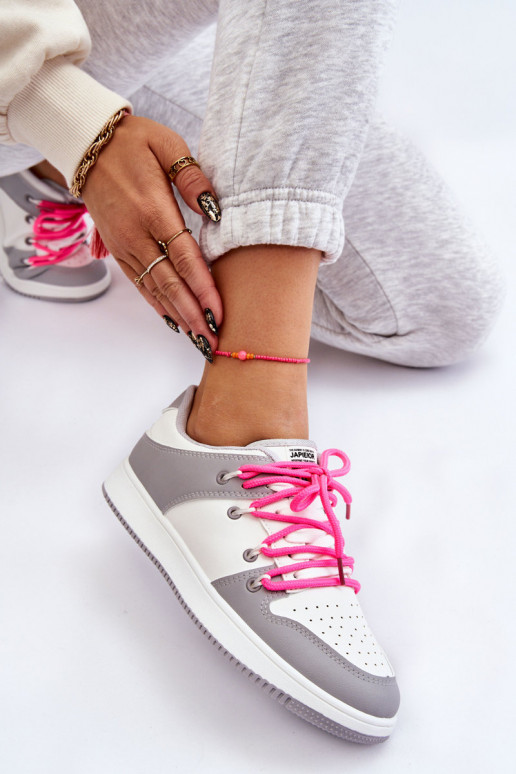 Scarpe sportive modello classico con lacci Colore bianco-grigio Jella Scarpe sportive modello classico con lacci Colore bianco-grigio Jella