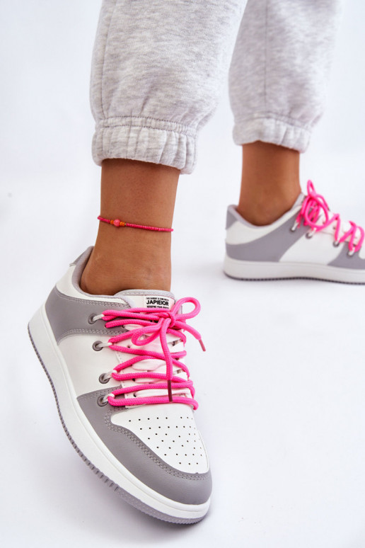 Scarpe sportive modello classico con lacci Colore bianco-grigio Jella Scarpe sportive modello classico con lacci Colore bianco-grigio Jella