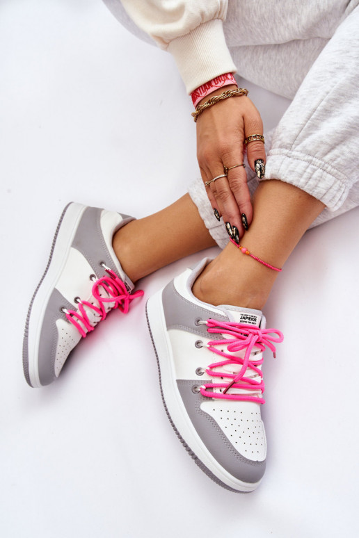 Scarpe sportive modello classico con lacci Colore bianco-grigio Jella Scarpe sportive modello classico con lacci Colore bianco-grigio Jella