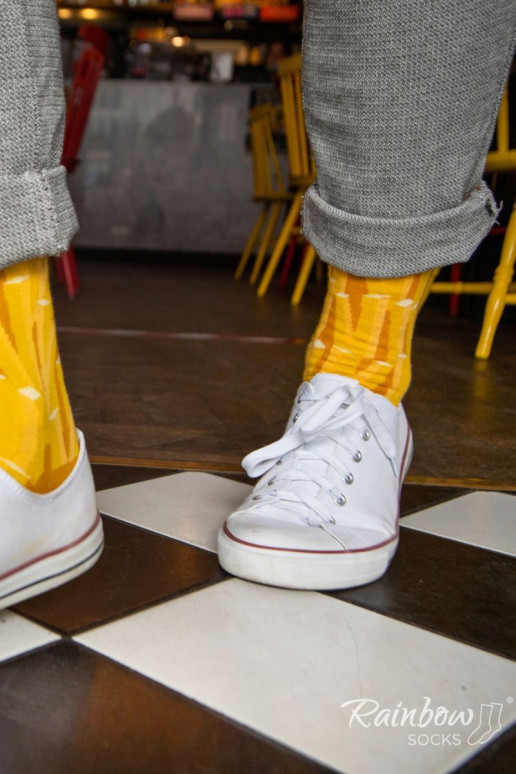 2 paia di calzini colorati in una scatola