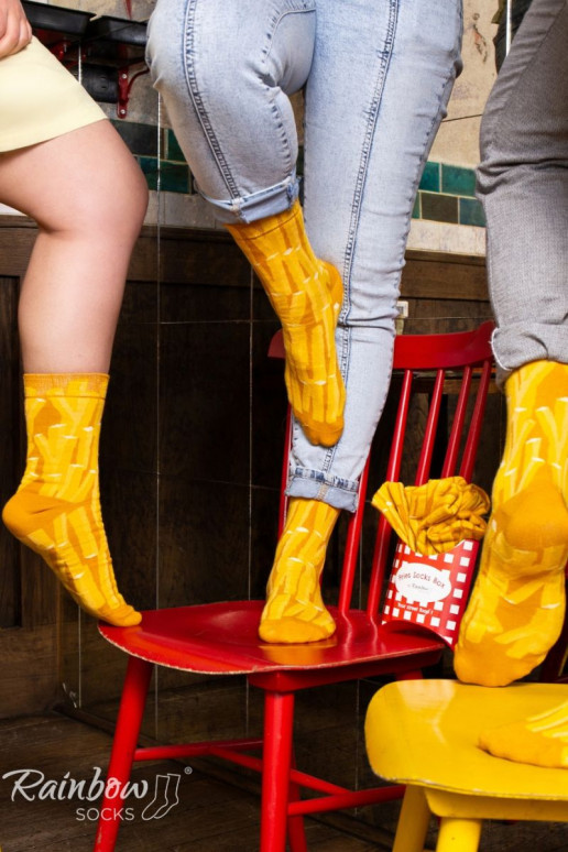 2 paia di calzini colorati in una scatola