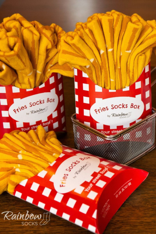 2 paia di calzini colorati in una scatola