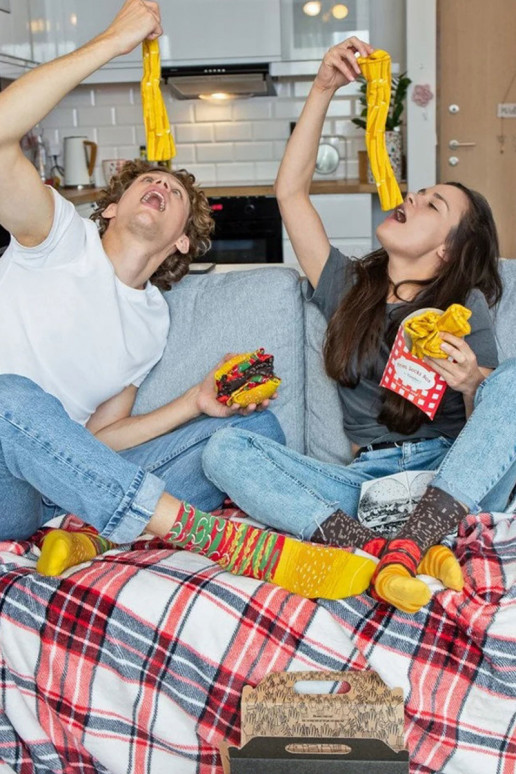 4 paia di calzini colorati in una scatola