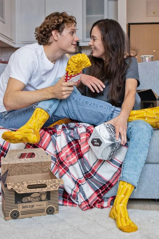 4 paia di calzini colorati in una scatola