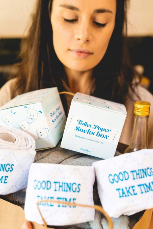 2 paia di calzini colorati in una scatola