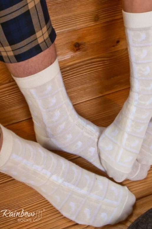 paio di calzini colorati in una scatola