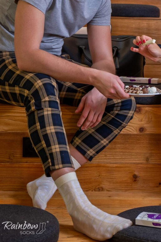 paio di calzini colorati in una scatola