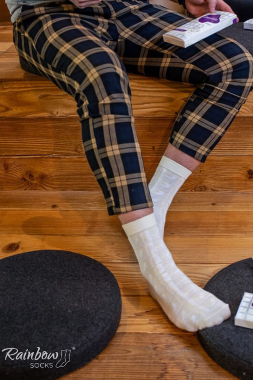 paio di calzini colorati in una scatola