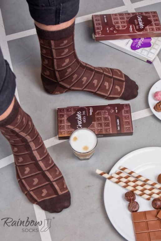 paio di calzini colorati in una scatola