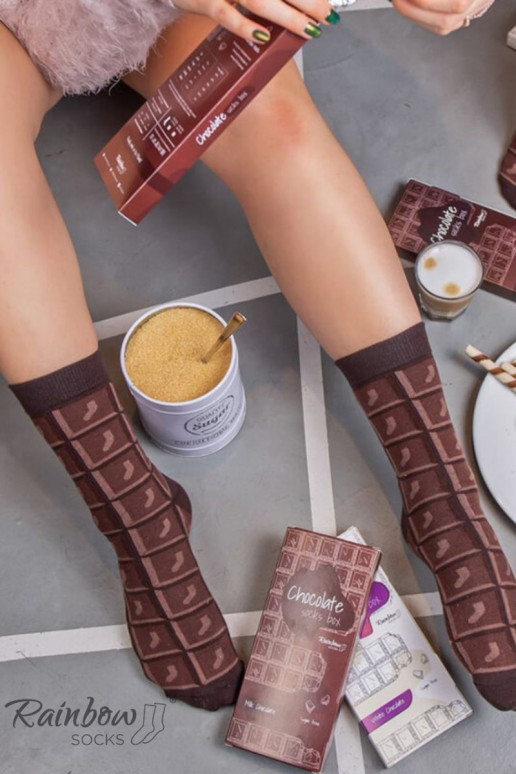 paio di calzini colorati in una scatola