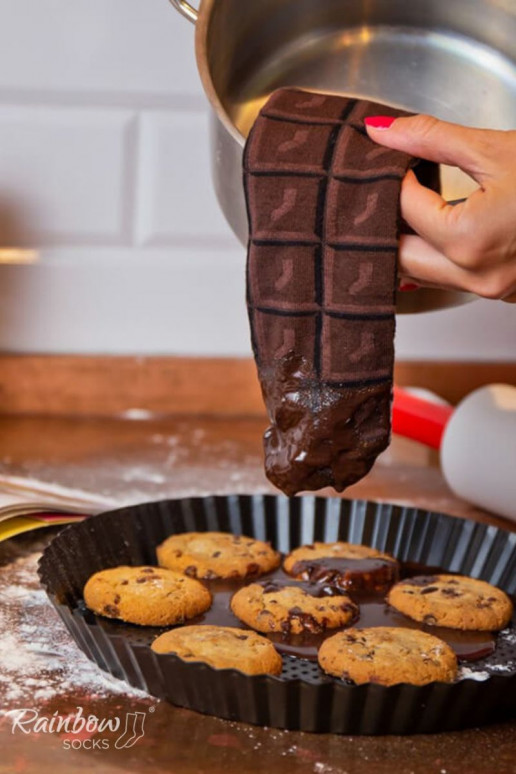 paio di calzini colorati in una scatola