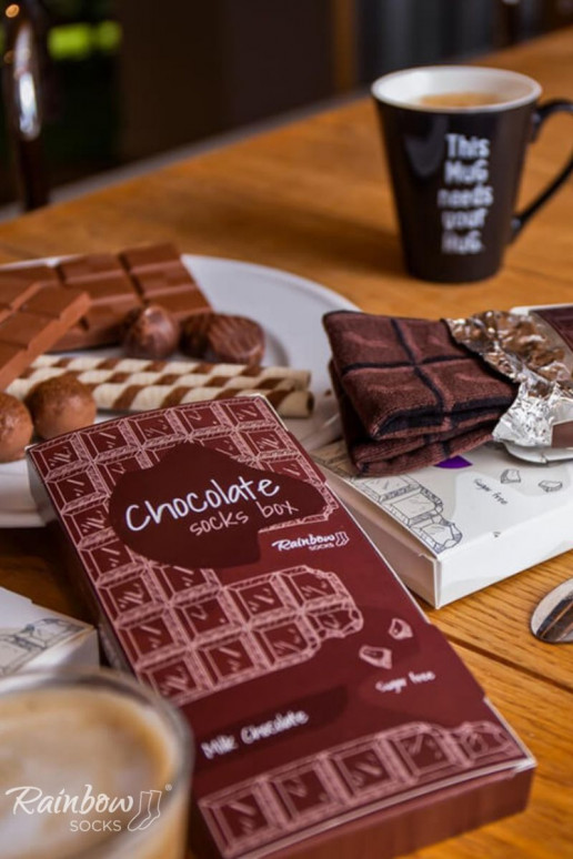 paio di calzini colorati in una scatola