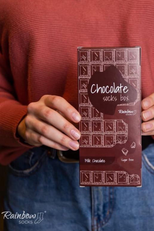 paio di calzini colorati in una scatola
