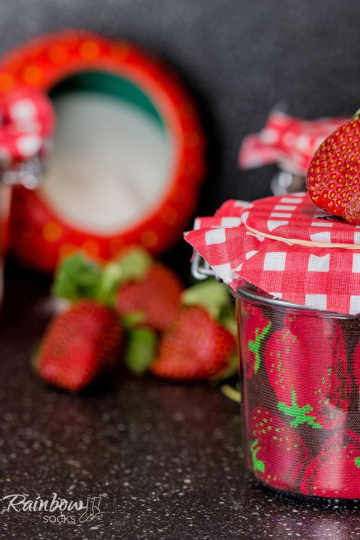 2 paia di calzini colorati in una scatola