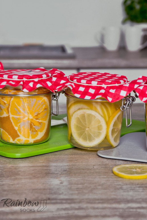 2 paia di calzini colorati in una scatola