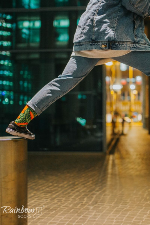 2 paia di calzini colorati in una scatola