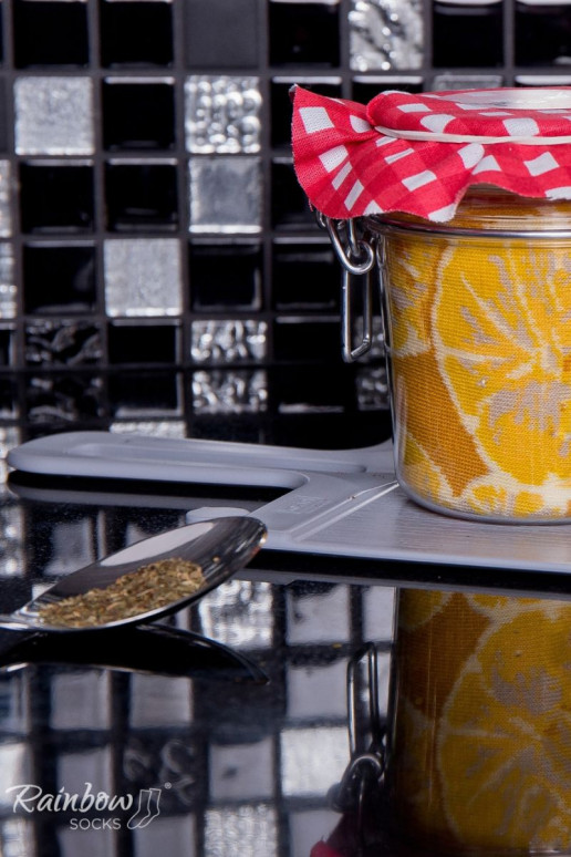 2 paia di calzini colorati in una scatola