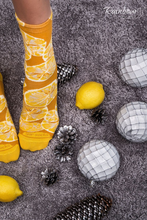 2 paia di calzini colorati in una scatola