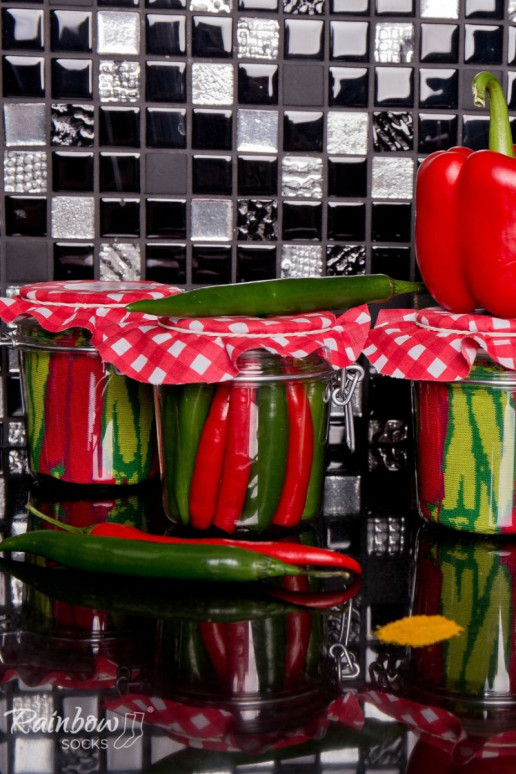 2 paia di calzini colorati in una scatola