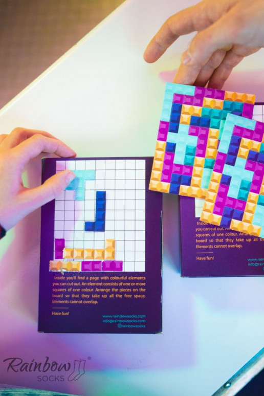 2 paia di calzini colorati in una scatola 2 paia di calzini colorati in una scatola