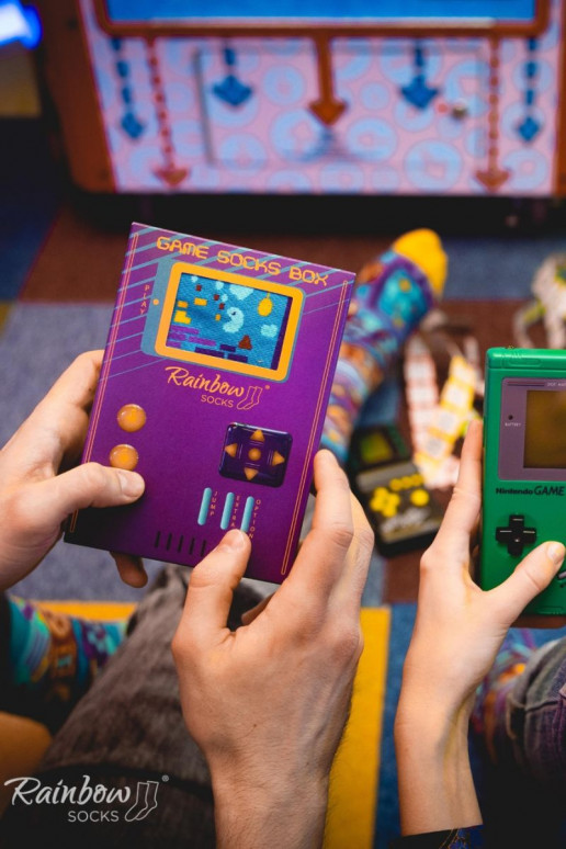 2 paia di calzini colorati in una scatola 2 paia di calzini colorati in una scatola