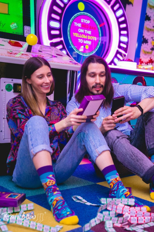 2 paia di calzini colorati in una scatola 2 paia di calzini colorati in una scatola