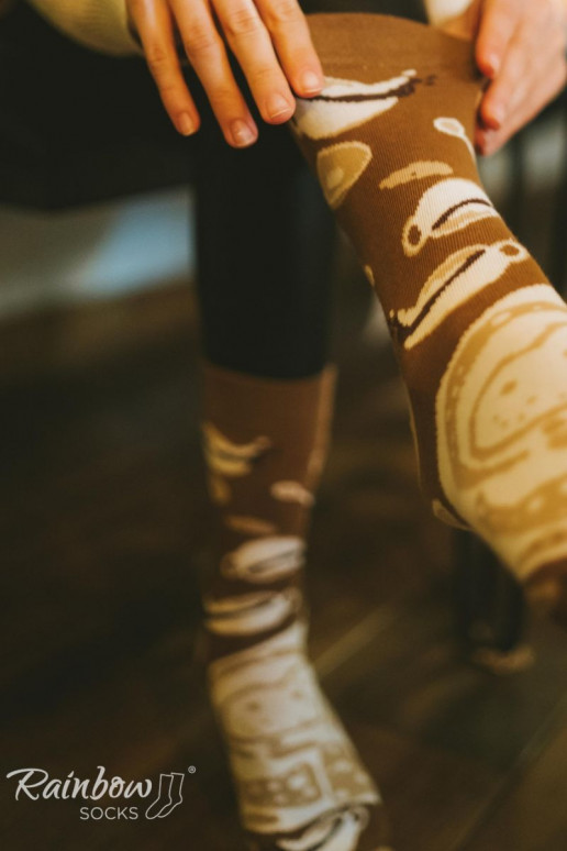 1 paio di calzini colorati color cappuccino in una scatola