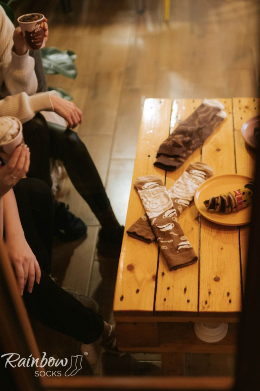 1 paio di calzini colorati color cappuccino in una scatola