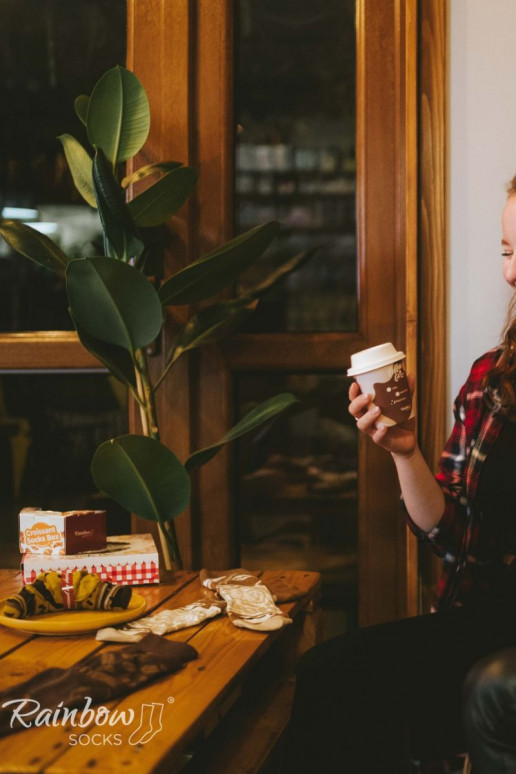 1 paio di calzini colorati color cappuccino in una scatola