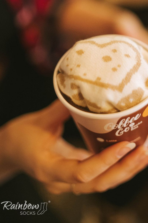 1 paio di calzini colorati color cappuccino in una scatola