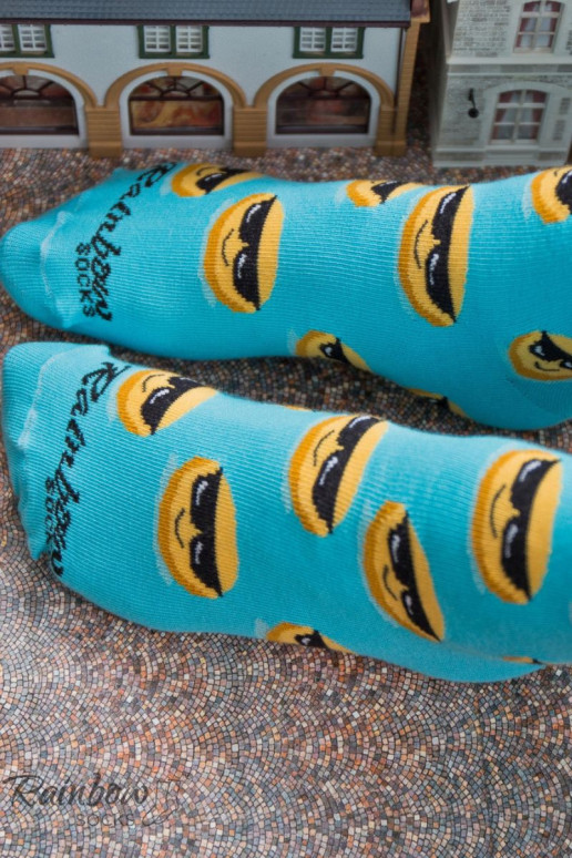 3 paia di calzini colorati in una scatola