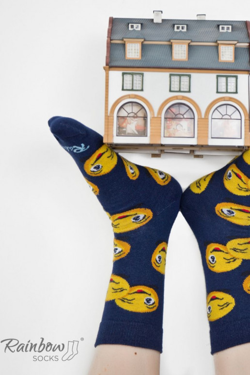 3 paia di calzini colorati in una scatola