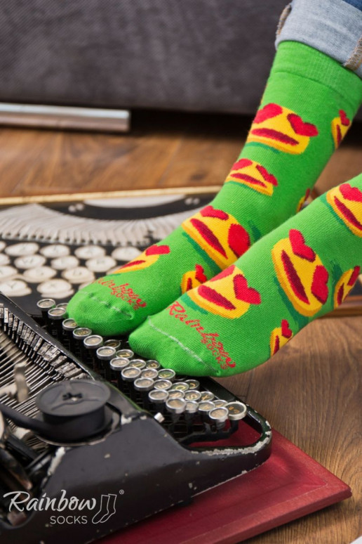 3 paia di calzini colorati in una scatola