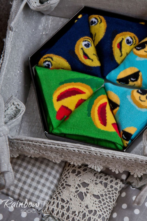 3 paia di calzini colorati in una scatola