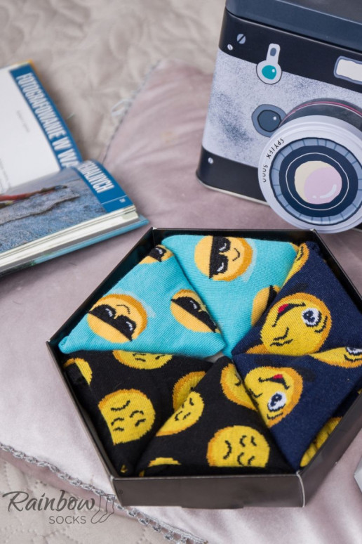 3 paia di calzini colorati in una scatola 3 paia di calzini colorati in una scatola