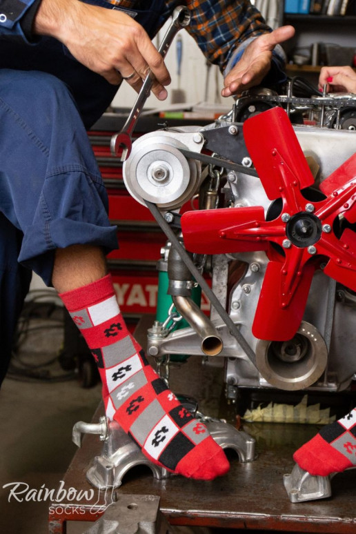 3 paia di calzini colorati in una scatola