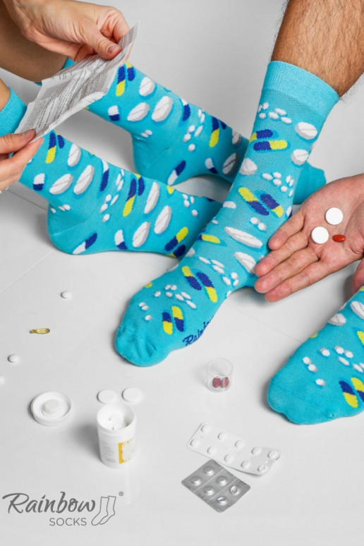 3 paia di calzini colorati in una scatola