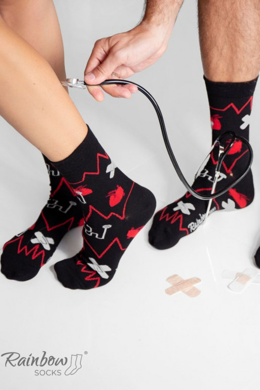 3 paia di calzini colorati in una scatola