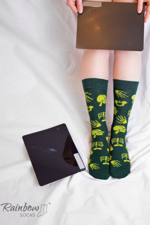 3 paia di calzini colorati in una scatola