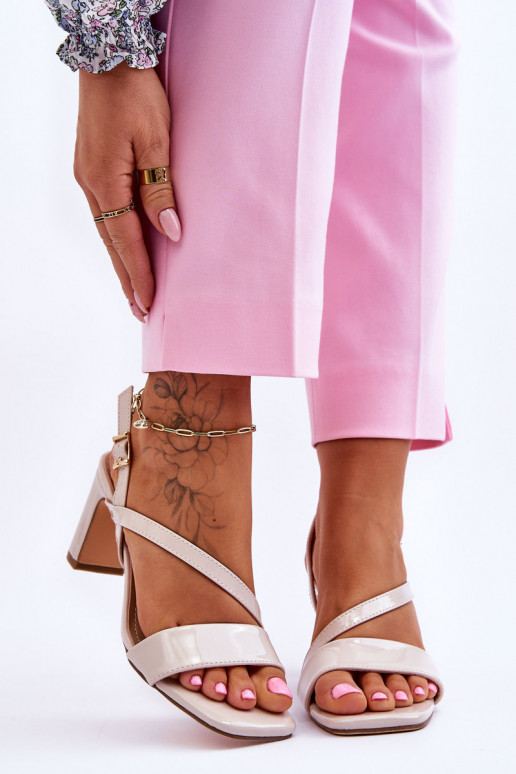 sandalo Carrie beige con effetto vernice sandalo Carrie beige con effetto vernice