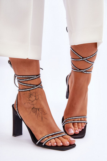 Eleganti sandali stringati con rivetti in colore nero Nessy