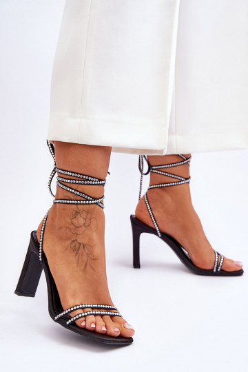 Eleganti sandali stringati con rivetti in colore nero Nessy 2