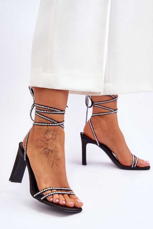 Eleganti sandali stringati con rivetti in colore nero Nessy